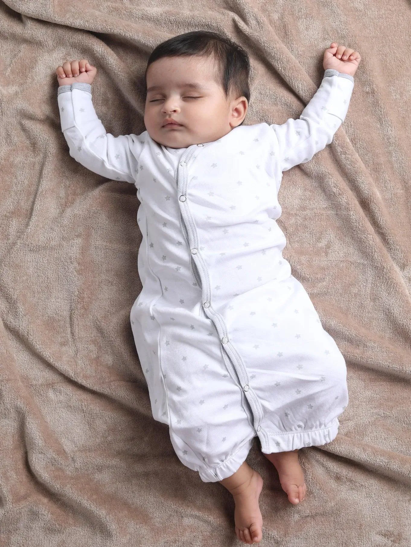 Full sleeve grey star pattern in white sleeping gown for baby